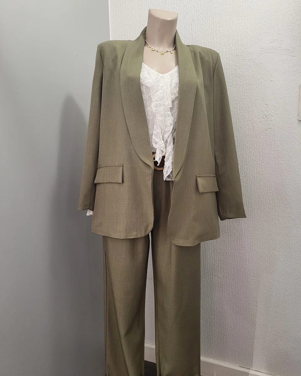 Tailleur kaki élégant — blazer et pantalon assortis