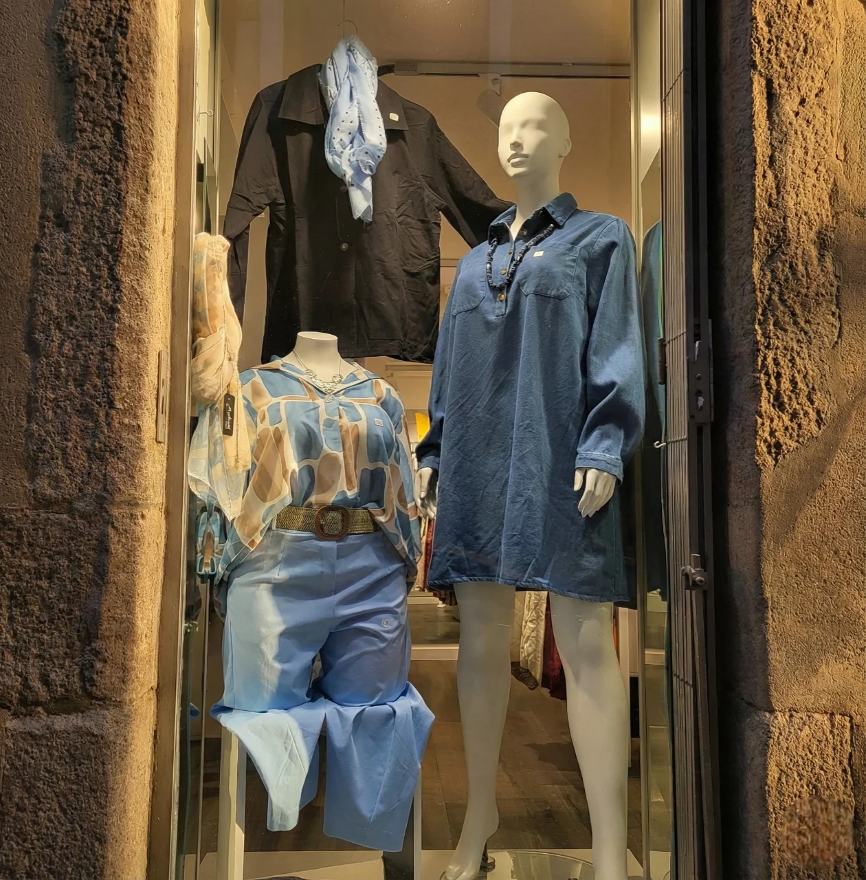Vitrine de la boutique Diferenciel, collection printemps à Saint-Martin-en-Haut